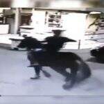 ‘Faroeste moderno’: homem montado em cavalo assalta loja e foge sem o animal