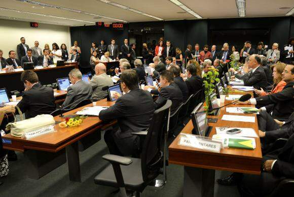 Comissão da Câmara aprova parecer favorável ao impeachment de Dilma