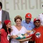 Movimentos sociais ligados ao campo e aos quilombolas discursam em apoio a Dilma