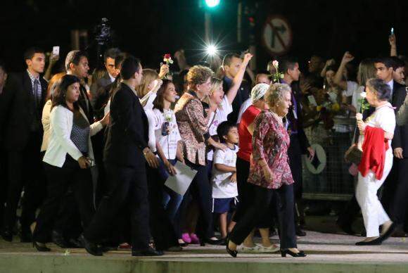 Dilma desce a rampa, recebe apoio de mulheres e diz estar de alma lavada