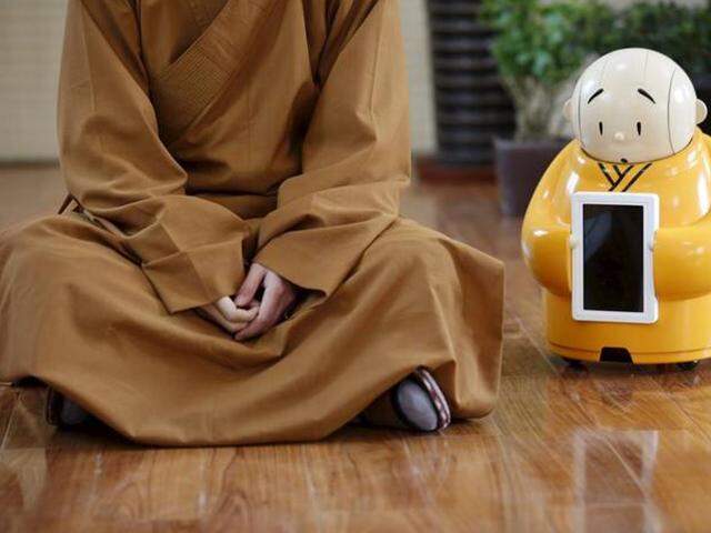 Para atrair fiéis, templo budista cria monge robô