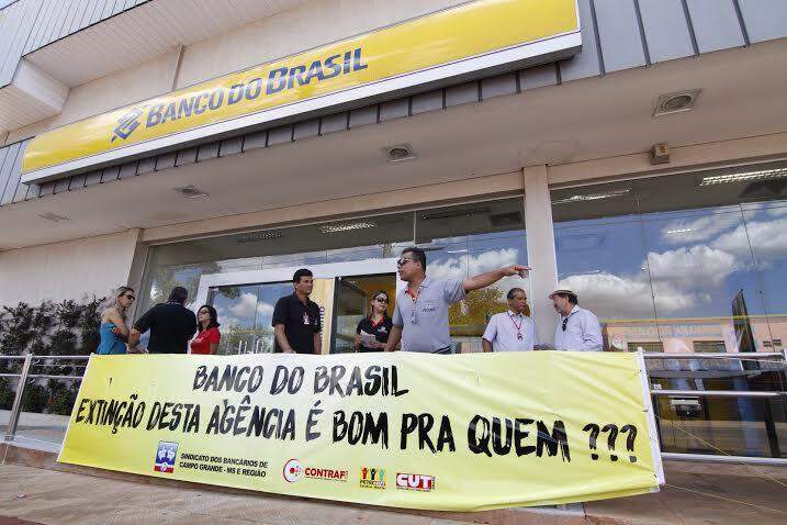 Bancários protestam contra fechamento de agências do Banco do Brasil na Capital