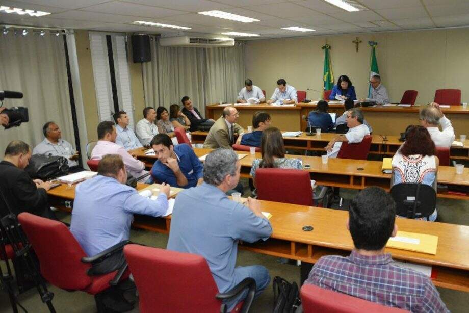 Assembleia realiza pregão para escolha de empresa que fará concurso