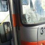 Serralheiro cai na frente de ônibus e é atropelado em avenida de Campo Grande