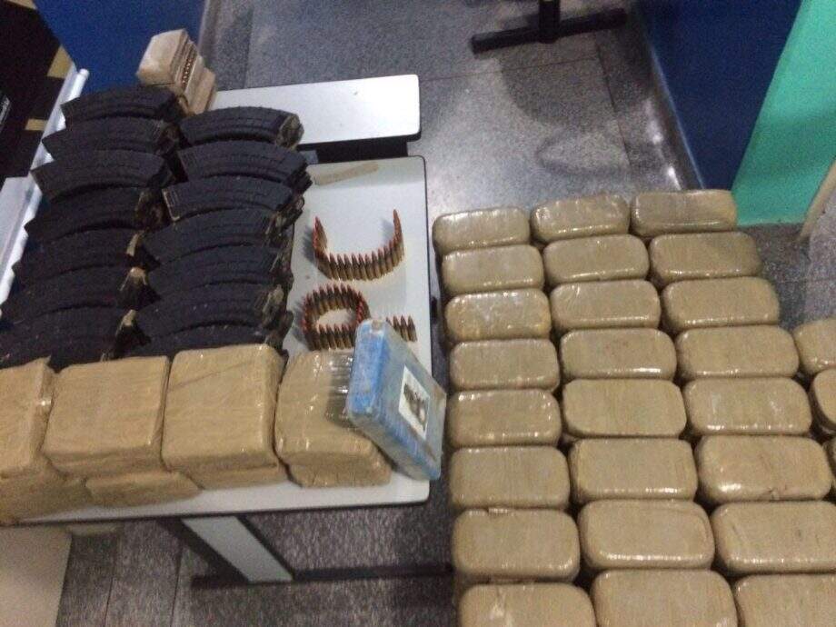 Polícia encontra cocaína, pasta base e munição em aeronave abandonada na fronteira