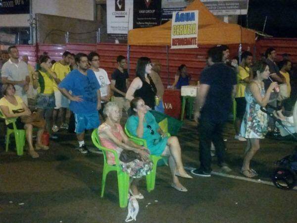 Movimentação pró-impeachment reúne de crianças a idosos da Afonso Pena