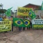 Debaixo de garoa, protesto cobra voto de Dagoberto por impeachment