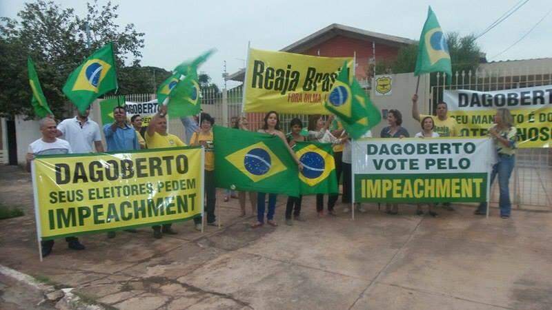 Debaixo de garoa, protesto cobra voto de Dagoberto por impeachment