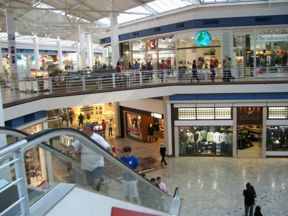 Após falsa acusação de furto, shopping deve pagar indenização de R$ 10 mil a clientes