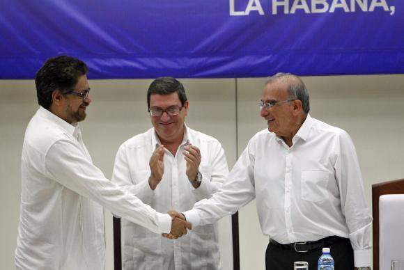 Colômbia e Farcs assinam acordo de paz definitivo
