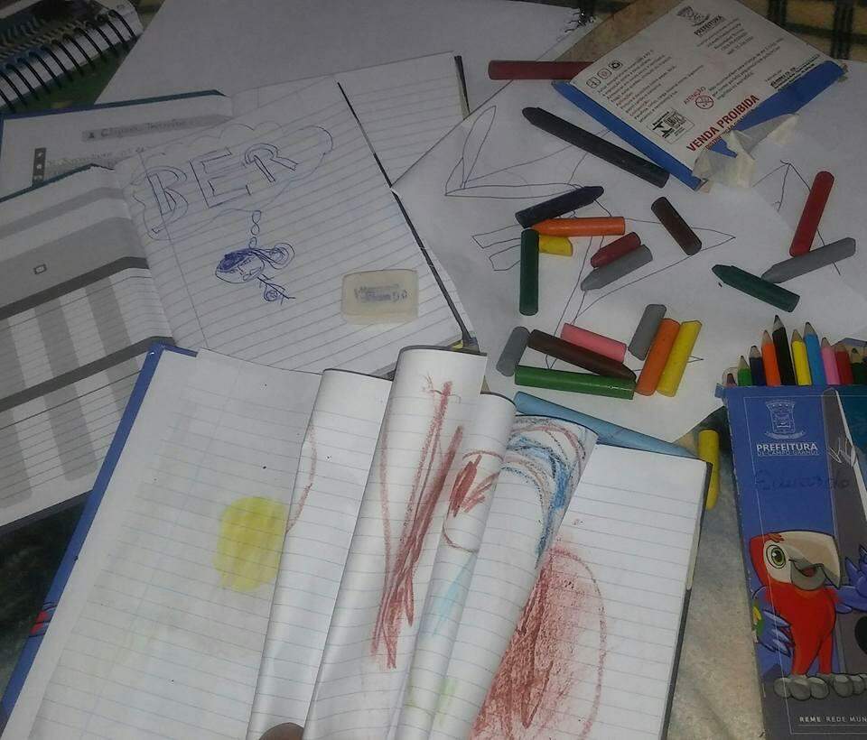 Tudo rabiscado: mãe de aluno da Reme diz que recebeu kit escolar já utilizado