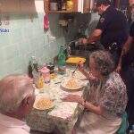 Policiais cozinham para casal de idosos que chorava alto por estarem sozinhos