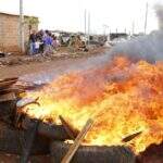 VÍDEO: moradores recebem Bernal com gritos e queimam materiais em protesto