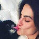 Cleo Pires recebe lambida de cachorro na boca e é criticada nas redes: ‘Isso é porquice’
