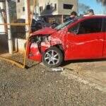 Idoso avança sinalização, provoca acidente e carro invade lava-jato
