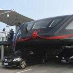 China testa ônibus gigante com ‘túnel’ para veículos passarem