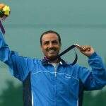 Impedido de ter bandeira hasteada, atleta do Kuwait dedica ouro no tiro a seu país