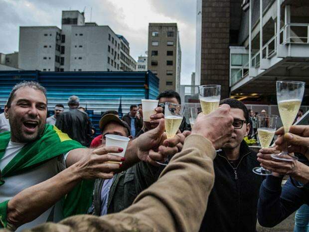 Grupo comemora a saída de Dilma com bolo e champanhe na Paulista