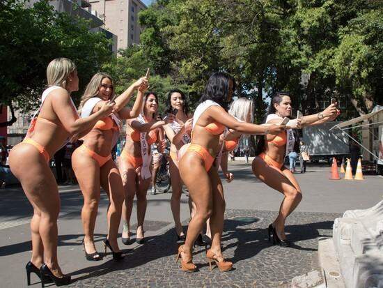 Pré-Candidatas ao Miss Bumbum jogam ‘Pokemón GO’ na Avenida Paulista
