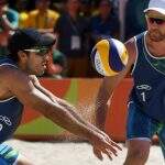 No vôlei de praia brasileiros vencem italianos e garantem vaga nas oitavas de final