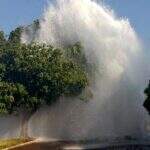 Impressionante: rompimento de adutora forma ‘chafariz gigante’ no meio da rua