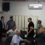 VÍDEO: ex-secretário e médico filho de prefeito brigam em Câmara