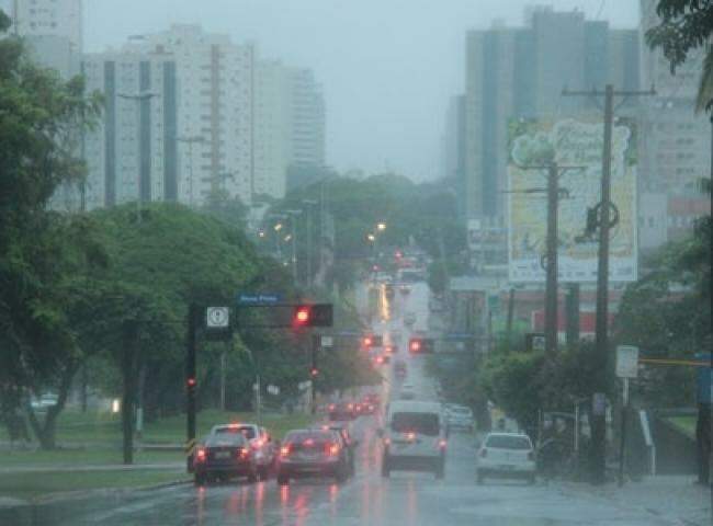 Segunda-feira começa com chuva e clima fresco em Campo Grande
