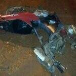 Colisão forte entre moto e carro deixa mulher morta e adolescente ferida