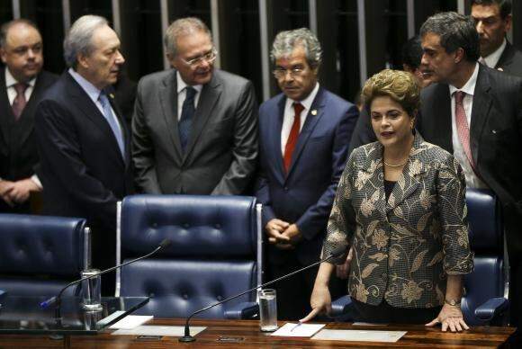 ​Dilma lembra ditadura, fala em golpe e pede voto ‘pela democracia’