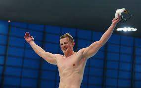 Nadador britânico Adam Peaty bate recorde mundial na prova de 100m peito