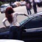 Barraco: casal discute e mulher quebra vidros do carro do marido