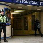 Polícia britânica investiga saúde mental de preso por ataque com faca em Londres