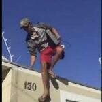 VÍDEO: ‘Grilo’ é flagrado pulando muro ao furtar casa em Campo Grande