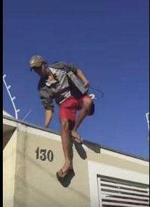 VÍDEO: ‘Grilo’ é flagrado pulando muro ao furtar casa em Campo Grande