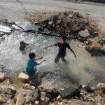 Síria: Cano danificado em combate forma ‘piscina’ e se torna diversão das crianças
