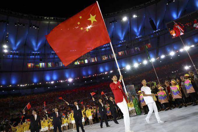 Bandeira com estrelas mal alinhadas ofende a China e Consulado apresenta queixa