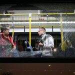 Ônibus que levava jornalistas de cobertura olímpica é atacado e tem janelas estilhaçadas