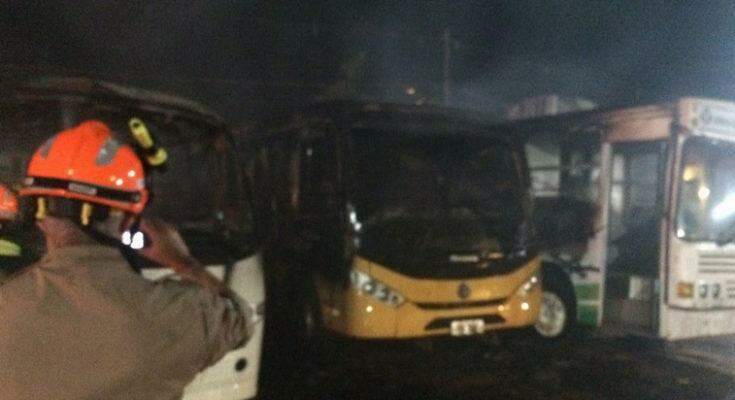 Ônibus de Prefeitura são incendiados em garagem e ficam destruídos