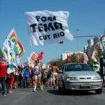 Em protesto no calçadão de Copacabana, manifestantes pedem a volta de Dilma