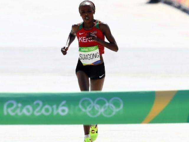 Queniana vence no Rio e dá 1º ouro ao país na maratona olímpica feminina