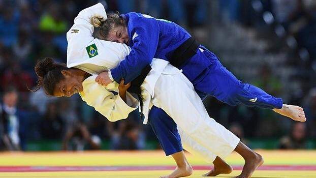 Rafaela Silva vence vice-campeã olímpica, vai à final e garante medalha no judô