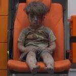 Foto de menino sírio retirado de escombros choca o mundo como símbolo de horror da guerra