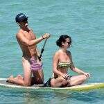 Pelado, Orlando Bloom curte praia ao lado de Katy Perry na Itália