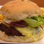 Ingredientes frescos e carne bem temperada garantem esta receita de hambúrguer