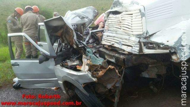 Quatro pessoas morrem em acidente entre carreta e Fiat Uno