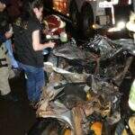 Motorista morre após carro colidir com caminhão e se partir ao meio