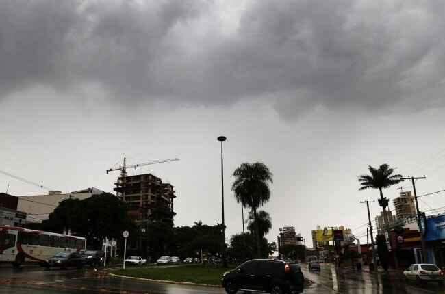 Chuva com garoa amenizou o calor