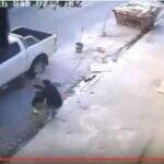 VÍDEO: construtor atira em ladrão de dentro de caminhonete durante assalto