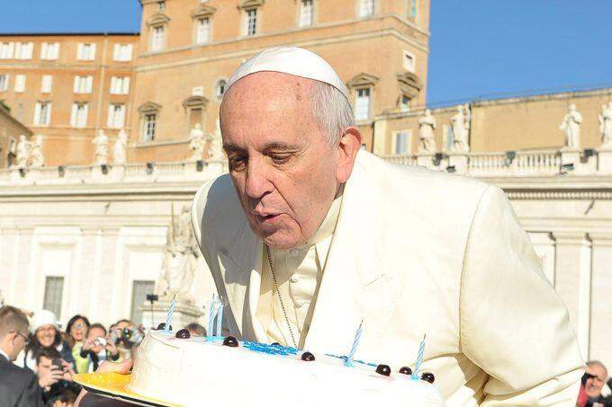 Papa Francisco completa 80 anos neste sábado e oferece bolo a beneficiados