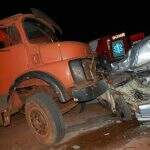 Caminhão caçamba atola em rodovia e é atingido por carro desgovernado